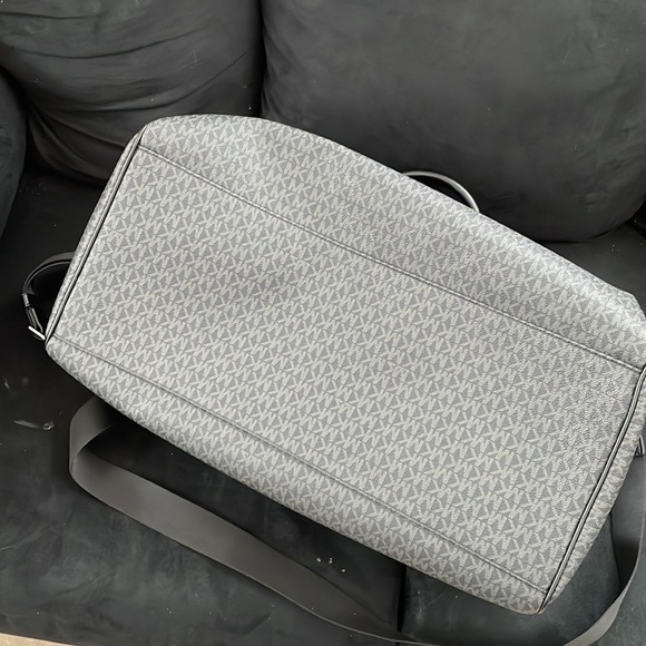 Used Michael kors weekender bag!! - Picture 8 of 9